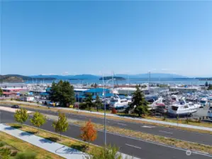 Easy access from Hwy 20 and walkable to marina, shops, restaurants, medical and more!