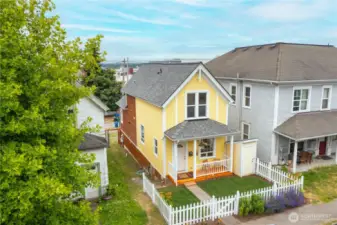 Opportunity for single-family living with rental income! Perfect for Airbnb, long-term rental, or as an investor property with a complete ADU.