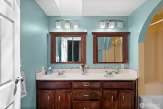 Guest bath (upper)