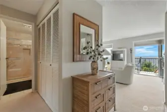 Condo offers a great floor plan with no wasted space, maximizing the square footage.