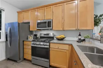 Loads of upper & lower cabinets for all your cooking needs
