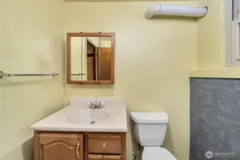 Lower level 1/2 bath