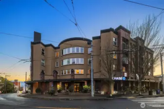 Welcome to the well sought after Galer Gardens condominiums, where you'll find contemporary style paired with urban living in the desirable community of Queen Anne.