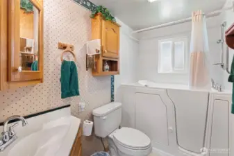 Upstairs full bathroom