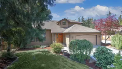 Move-in ready, in an ever so convenient location!