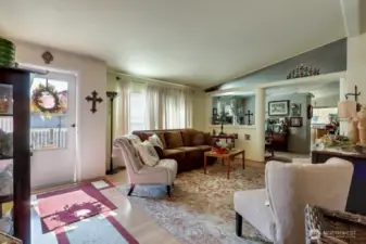 3209 Sitting Area Off Entry