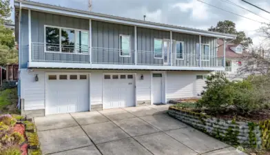 Front of home with large 1,000+ sqfoot garage