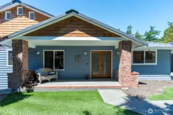 Covered front Entry welcomes you in!