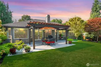 You will end many beautiful days under this pergola.