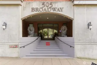 smanship, elevated amenities, and refined living spaces come together to define luxury in Tacoma’s coveted Down town District. This beautifully maintained residence showcases a spacious, well-designed floor plan featuring a generous primary bedroom, versatile den, and an open-concept living and dining area ideal for both everyday living and entertaining. High ceilings, rich hardwood flooring, and elegant architectural details create a warm yet sophisticated ambiance, while the inviting living room centers around a cozy gas fireplace. The kitchen is thoughtfully appointed with slab granite countertops, stainless steel appliances, New Double oven, a wine fridge, and under-mount lighting. Residents of 505 Broadway enjoy an impressive collection of amenities including a stunning Sky Lounge with views of Commencement Bay and Mt. Rainier, a fitness center, hobby/game room, secure parking, and additional storage.