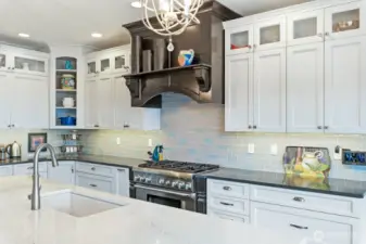 Be prepared to transform your cooking experience in this well-designed kitchen.  Seamless movement between the stove, sink, and refrigerator... the golden triangle of a great kitchen space!