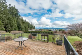 This deck is positioned to frame breathtaking views of the mountains and water, creating a dynamic, ever-changing backdrop... O! And the Hummingbirds love this location!