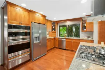 Enjoy your convection microwave and oven as well as a gas cooktop on the kitchen island!