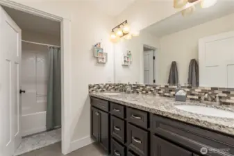 Full hall bathroom upstairs