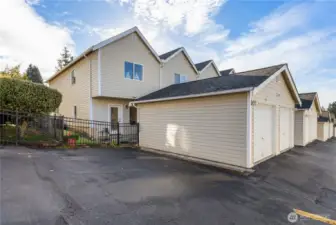 Garage and extra Parking Space