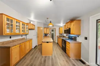 Spacious kitchen plenty of storage