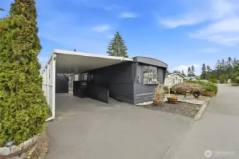 Ramp to entry so you can unload the car without any stairs.