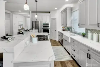 Updated Chefs Kitchen with walk in pantry