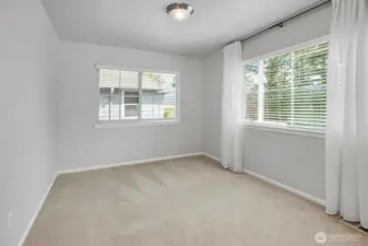 Upper bedroom with Mountain view