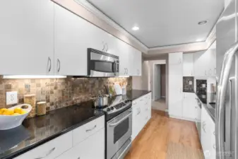 Calling all cooks, this convenient kitchen inspires!