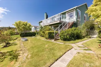 Stairway from the upper deck for convenient access to the backyard!