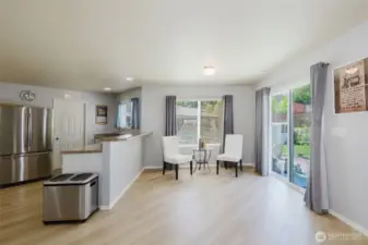 Kitchen bar w/ sun nook