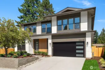 MN Custom Homes introduces a transitional design in the convenient Juanita neighborhood
