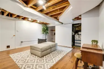 The extra storage space to the right keeps this space simple and clean.