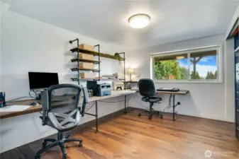 Need a productive zone with natural vibes? This sunlit bedroom-turned-office offers focus, flexibility, and plenty of inspiration.