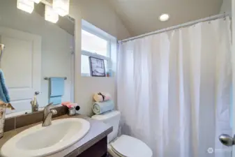 2nd master suite with bathtub