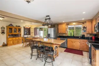 Open kitchen w/large granite island seats 3-5
