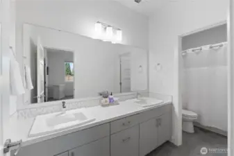 ~~Main Level Junior En-suite Bathroom~