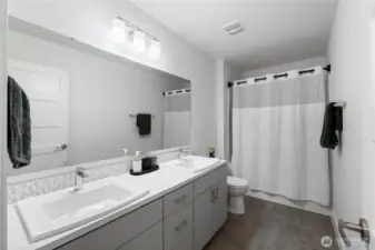 ~Upstairs Full Bathroom~