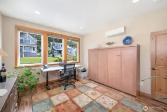 Spare Bedroom has a murphy bed