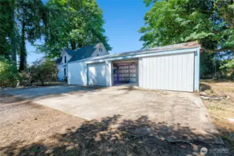 Detached Shop/Garage - 800 sqft