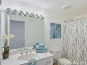 Full BA w/new bath faucet & showerhead