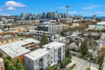 Fabulous, super walkable location! Quiet neighborhood on QA with easy access to Mercer Street. Easily walk to Seattle Center, the Opera House, upper and lower Queen Anne with all of the shops and eateries, Kerry Park, Climate Pledge Arena, Lake Union and MORE!