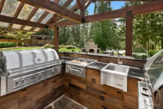 Fully equipped outdoor/covered kitchen