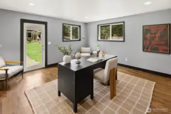 Outbuilding perfect for office, gym or studio.