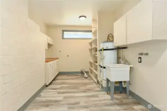 Utility room right off the kitchen