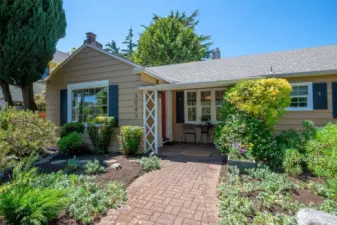 Welcome to this sweet 1939 bungalow!