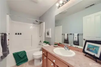 Full 2nd bathroom