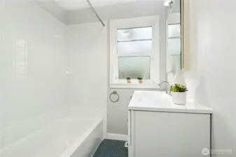 Main floor full bathroom