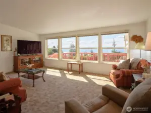 Living Room : VIEWS!