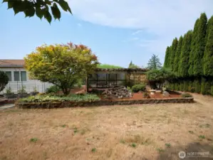 Side yard/Water feature