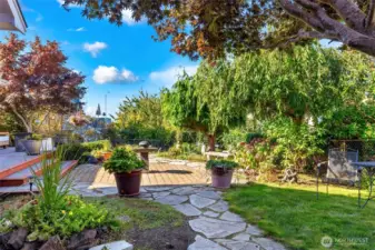 Pathways meandor throughthe yard