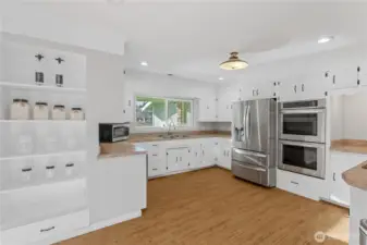 Big bright Kitchen, with double oven