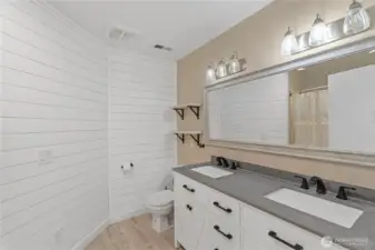 full bath located in hallway