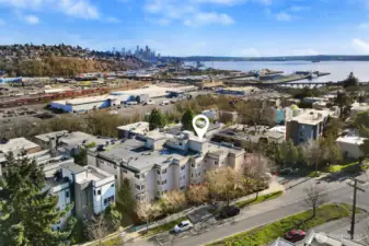 Live just a 15-min walk from the Magnolia Town Center and all of its amenities, plus easy access to downtown, Ballard, Queen Anne, and South Lake Union.