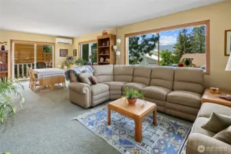 Open concept living and dining space offers great views of Peoh Point and the south ridgeline.